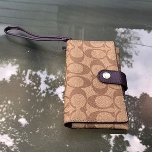 Phone wristlet